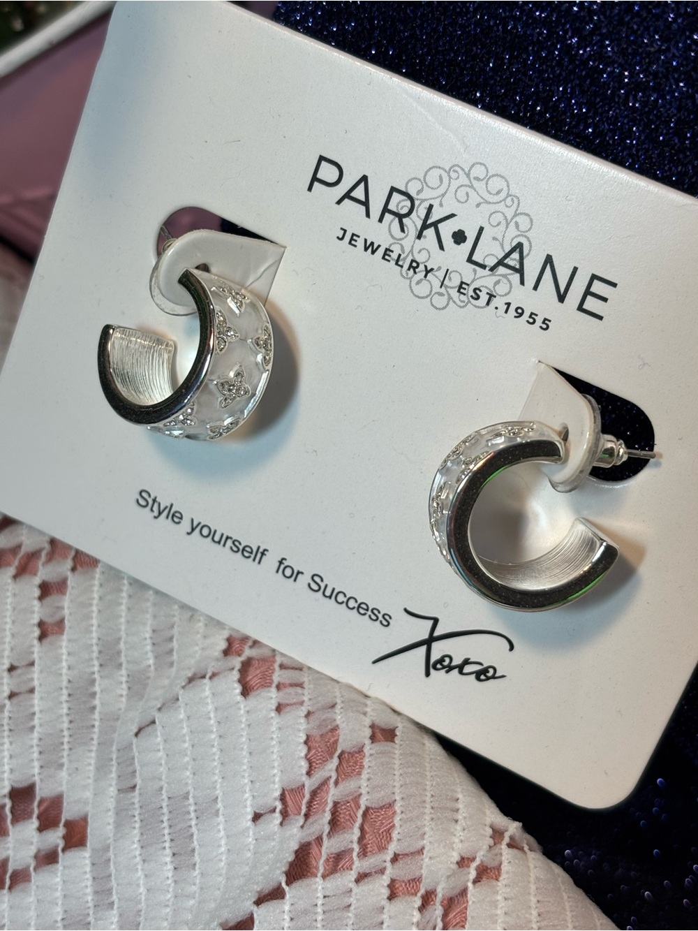 Cashmere Matte White Silver Delicate Quatrefoil Motifs Hoop Earrings 5/8” Floral - Picture 12 of 14